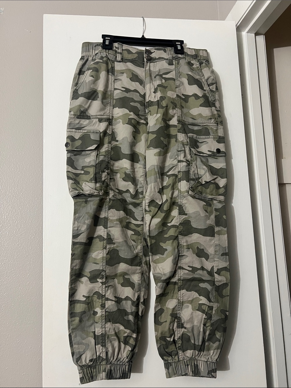 SO Women's Camo Cargo Joggers - Green & Gray